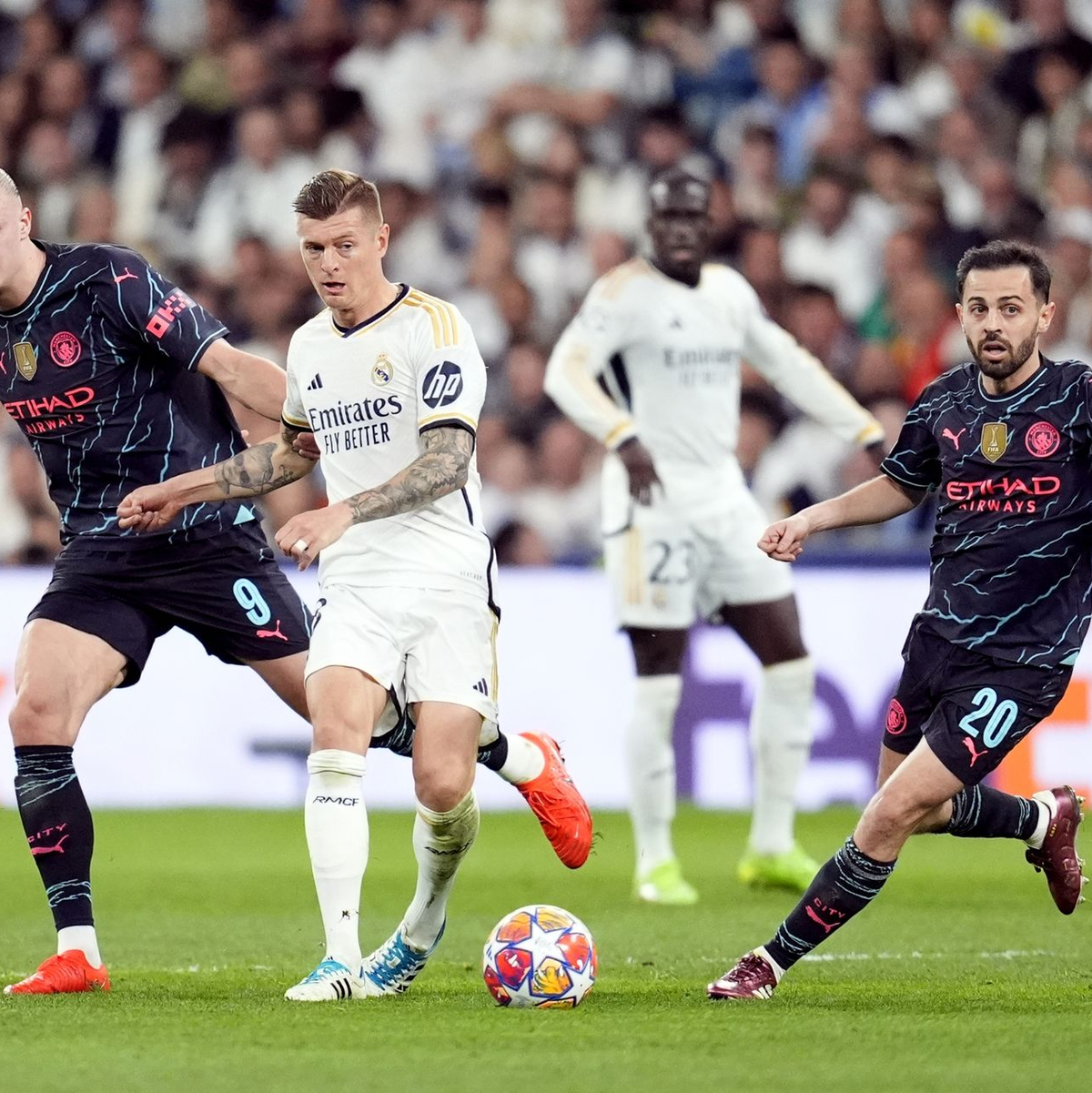 Die Fans im Estadio Santiago Bernabéu in Madrid sahen eine hochklassige Partie. - Foto: Nick Potts/PA Wire/dpa