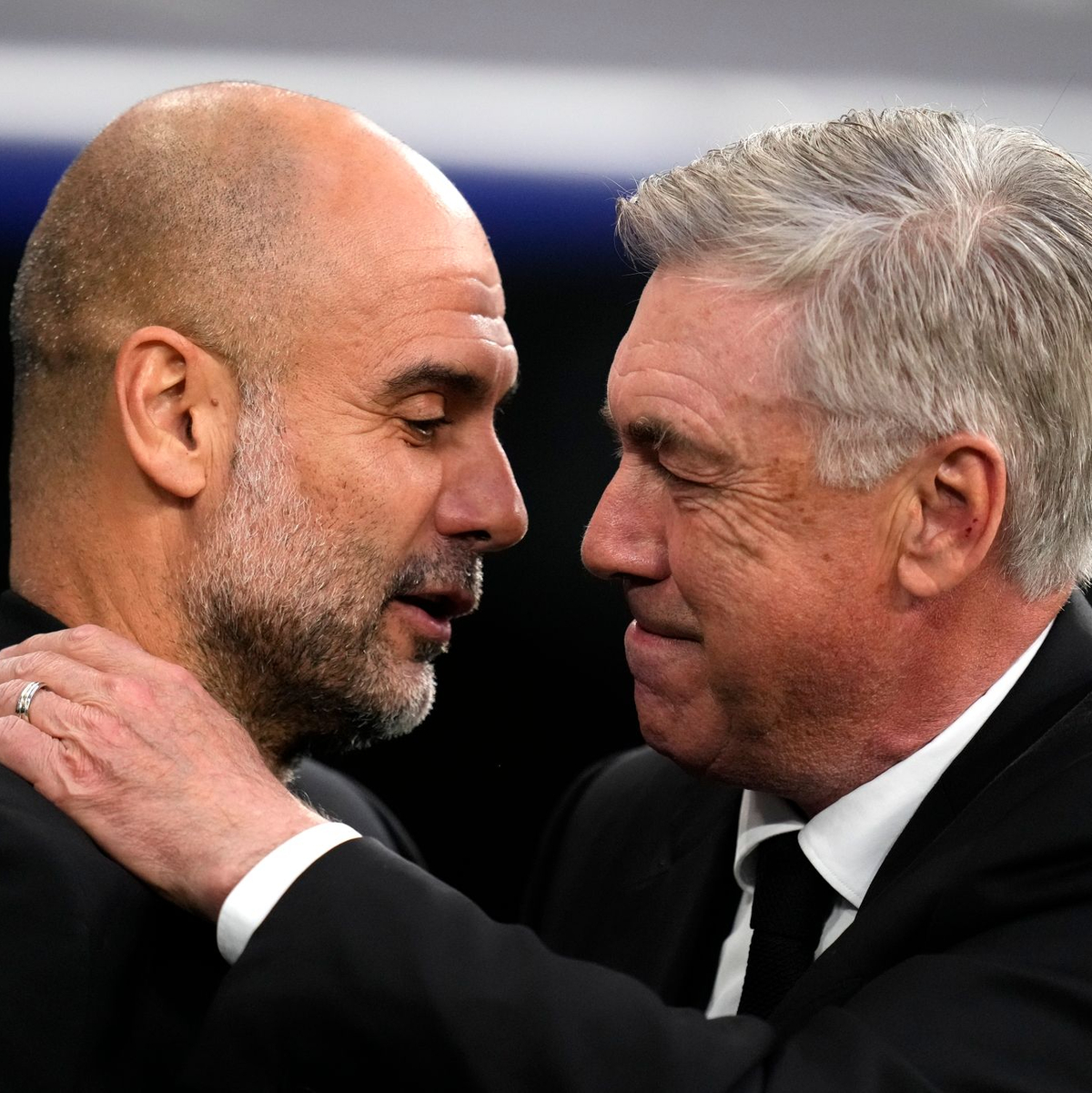 Beide Trainer zeigten sich mit dem Unentschieden zufrieden: Manchesters Pep Guardiola (l) und Madrids Carlo Ancelotti (Archivbild). - Foto: Manu Fernandez/AP/dpa