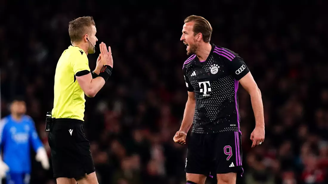 Mit den Schiedsrichterentscheidungen waren die Bayern um Harry Kane (r) nicht zufrieden. - Bild: John Walton/PA Wire/dpa