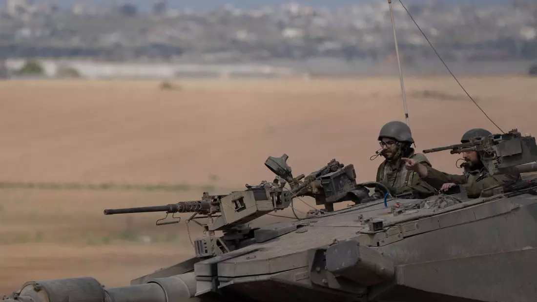 Israelische Soldaten fahren auf einem Panzer nahe der Grenze zwischen Israel und Gaza. - Bild: Leo Correa/AP/dpa