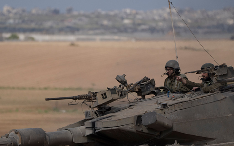 Israelische Soldaten fahren auf einem Panzer nahe der Grenze zwischen Israel und Gaza. - Foto: Leo Correa/AP/dpa
