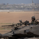 Israelische Soldaten fahren auf einem Panzer nahe der Grenze zwischen Israel und Gaza. - Foto: Leo Correa/AP/dpa