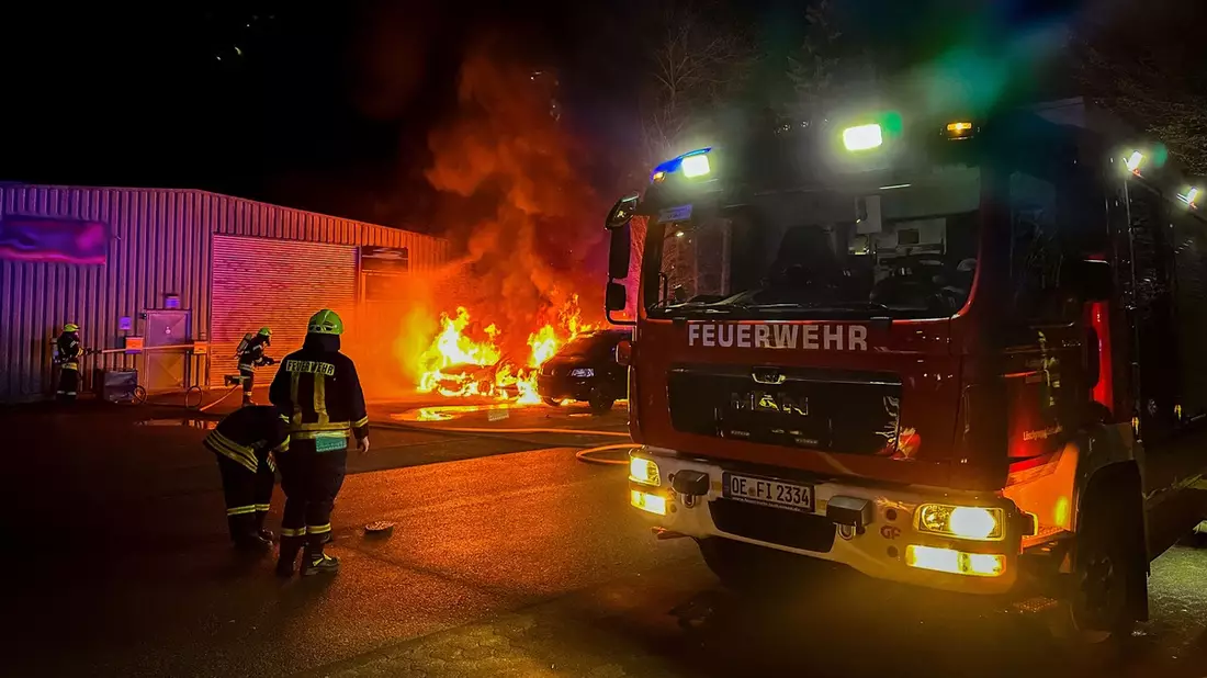 FW Finnentrop: Brand von mehreren PKW in Finnentrop - Bild: presseportal.de