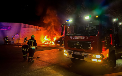 FW Finnentrop: Brand von mehreren PKW in Finnentrop - Foto: presseportal.de