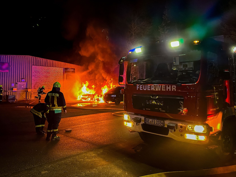 FW Finnentrop: Brand von mehreren PKW in Finnentrop - Foto: presseportal.de