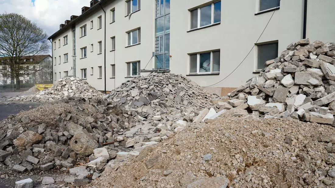 Der Bauschutt vor einem ehemaligen Wohnhaus im Patrick-Henry-Village in Heidelberg ist bereits vorsortiert. - Bild: Uwe Anspach/dpa