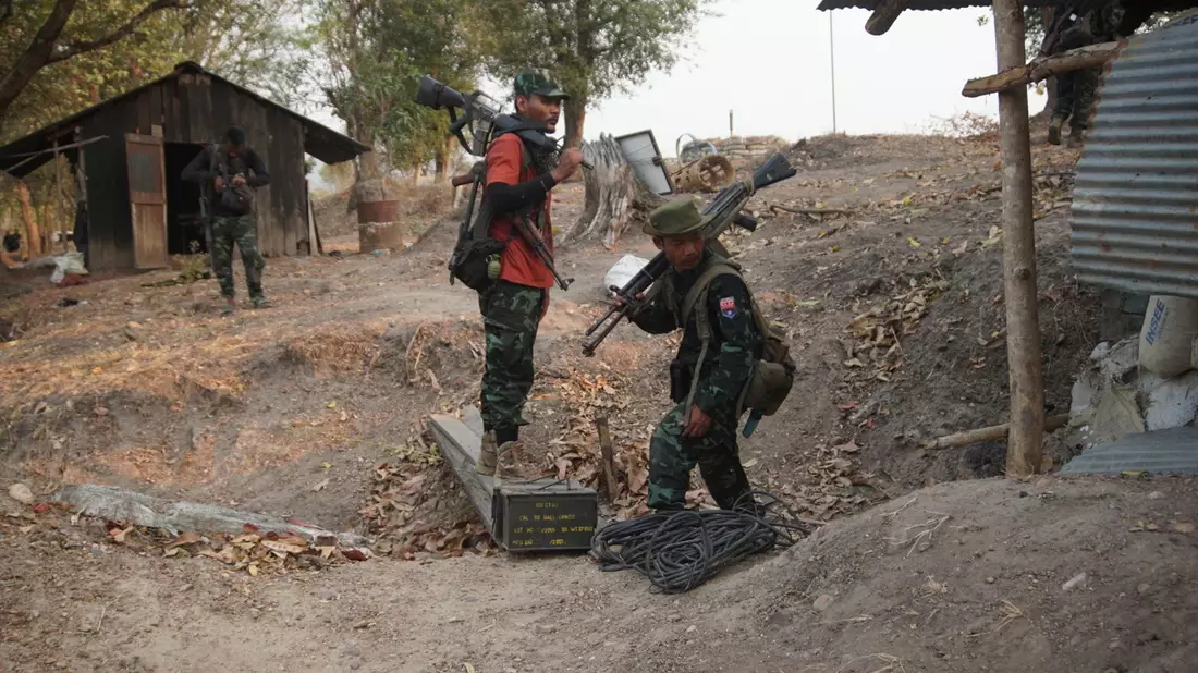 Mitglieder der Karen National Liberation Army sammeln Waffen ein, nachdem sie einen Außenposten der Armee im südlichen Teil der Stadt Myawaddy erobert haben. - Bild: Uncredited/METRO/AP/dpa