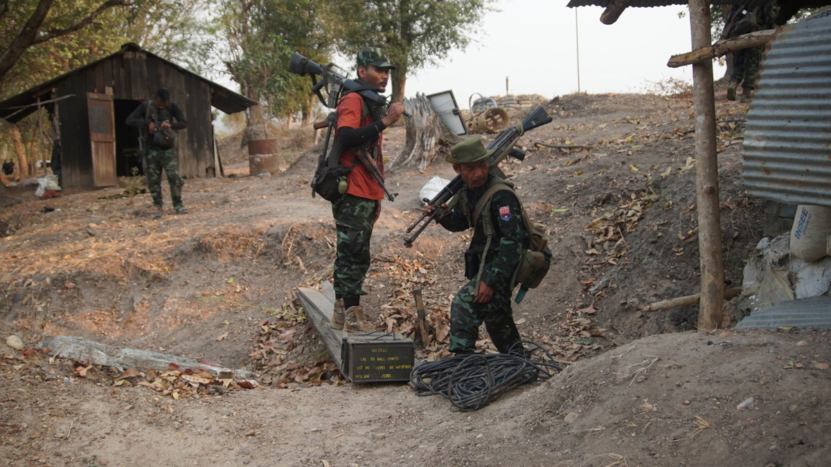 Mitglieder der Karen National Liberation Army sammeln Waffen ein, nachdem sie einen Außenposten der Armee im südlichen Teil der Stadt Myawaddy erobert haben. - Foto: Uncredited/METRO/AP/dpa