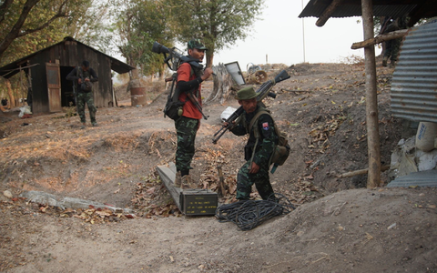 Mitglieder der Karen National Liberation Army sammeln Waffen ein, nachdem sie einen Außenposten der Armee im südlichen Teil der Stadt Myawaddy erobert haben. - Foto: Uncredited/METRO/AP/dpa
