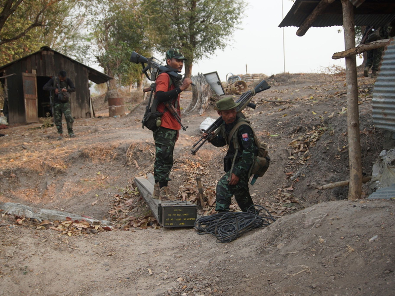 Mitglieder der Karen National Liberation Army sammeln Waffen ein, nachdem sie einen Außenposten der Armee im südlichen Teil der Stadt Myawaddy erobert haben. - Foto: Uncredited/METRO/AP/dpa