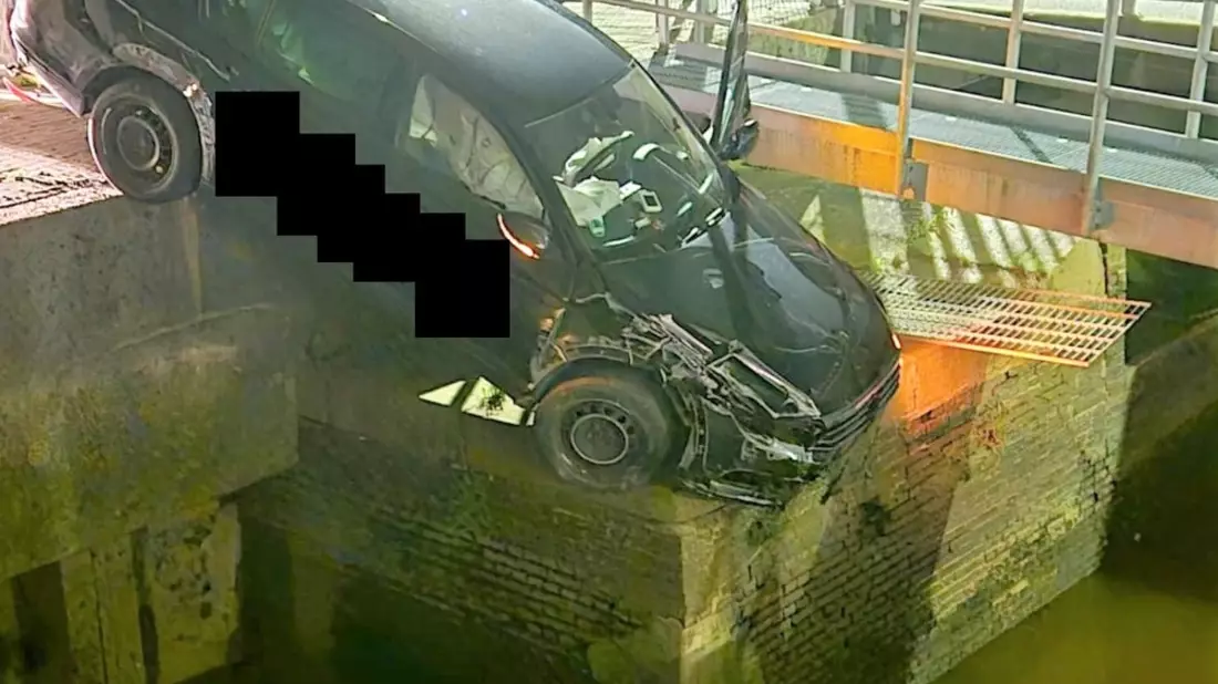 POL-CUX: Schutzengel bewahrt in Cuxhaven betrunkenen Fahrzeugführer ohne Führerschein vor Schlimmeren (Lichtbild in der Anlage) - Bild: presseportal.de