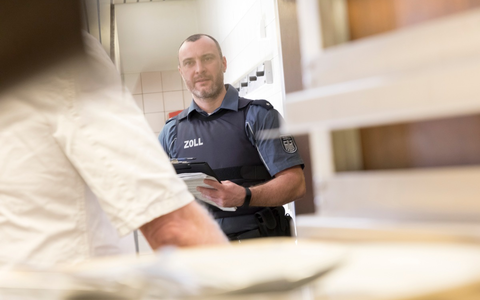 HZA-N: Illegal im Imbiss - Foto: Zoll, presseportal.de