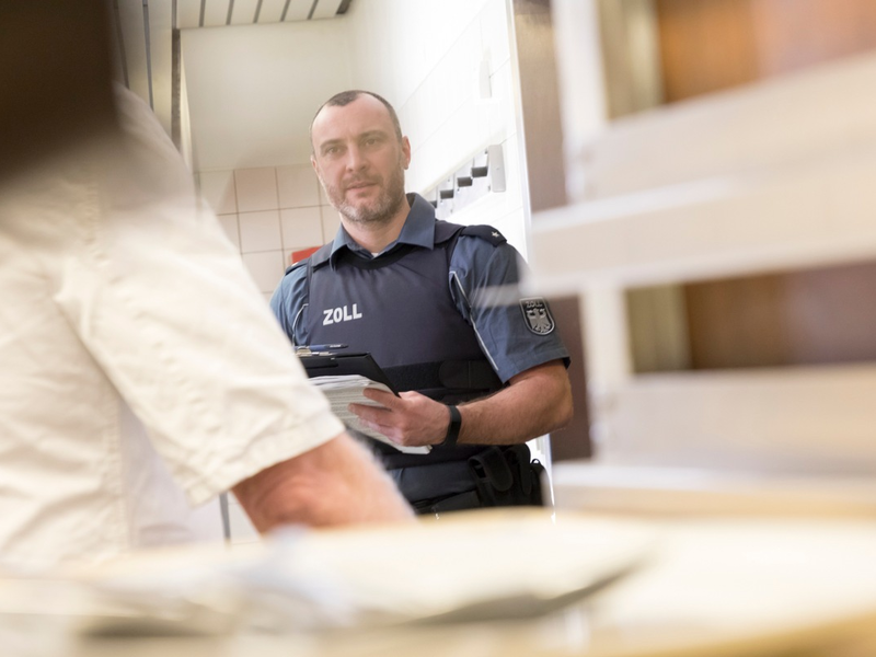 HZA-N: Illegal im Imbiss - Foto: Zoll, presseportal.de