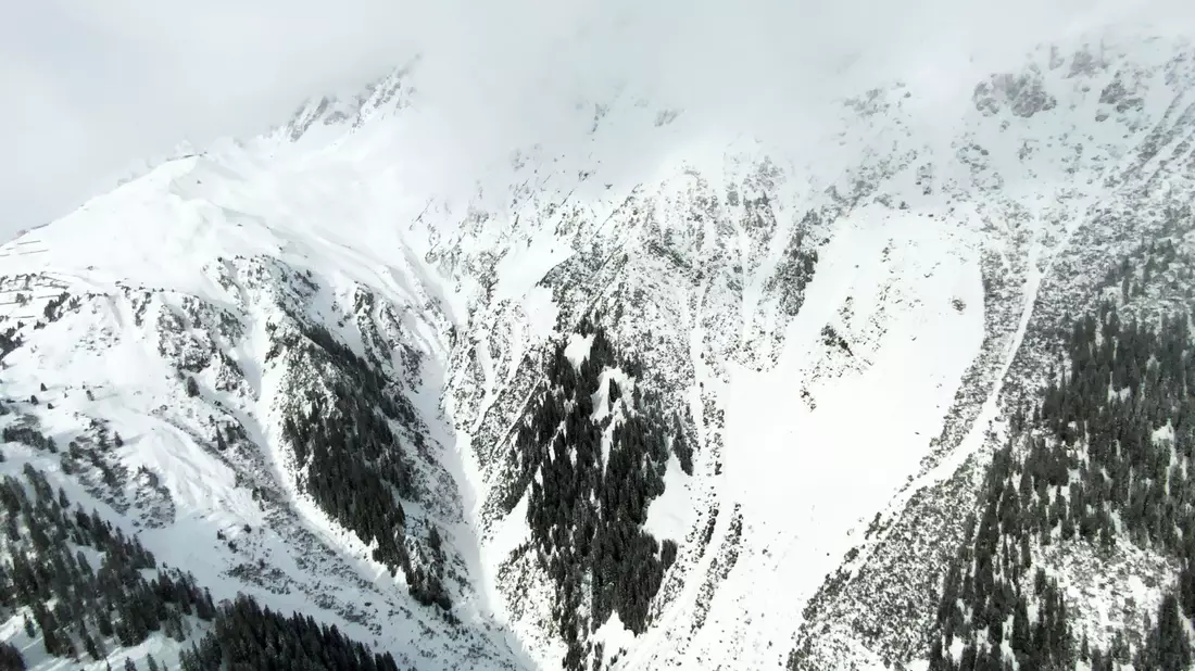 Bei einem Lawinenabgang in Österreich ist ein Wanderer ums Leben gekommen (Symbolbild). - Bild: Zeitungsfoto.At/APA/dpa