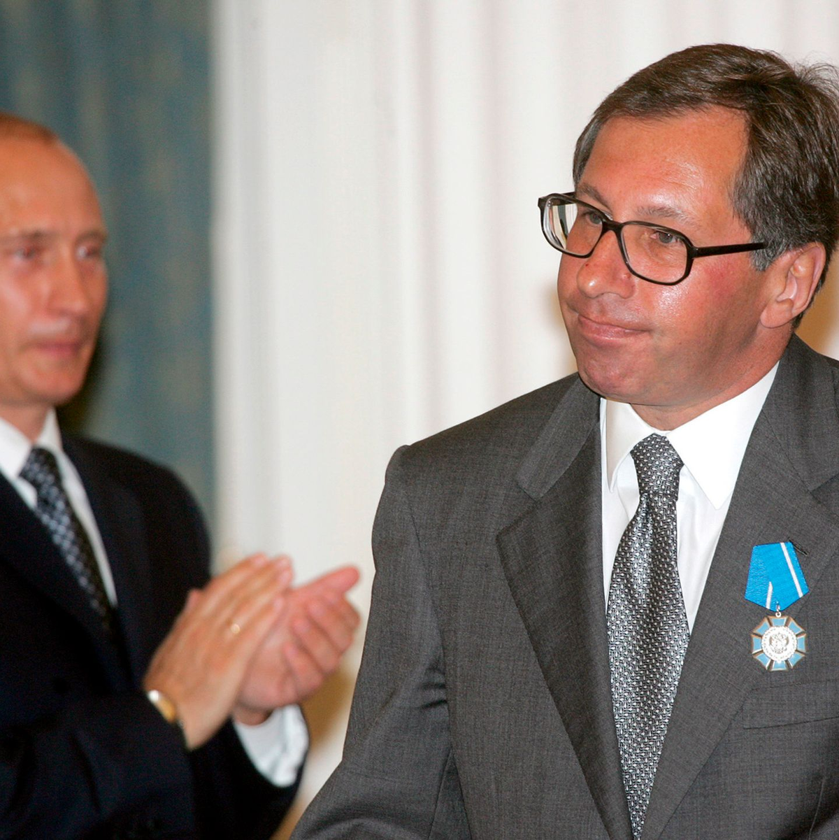 Kremlchef Wladimir Putin applaudiert dem damaligen Alfa-Bank-Chef Pjotr Awen (r) nach der Verleihung des Ordens für Verdienste um das Vaterland (Archivbild). - Foto: Alexander Nemenov/POOL AFP/AP/dpa