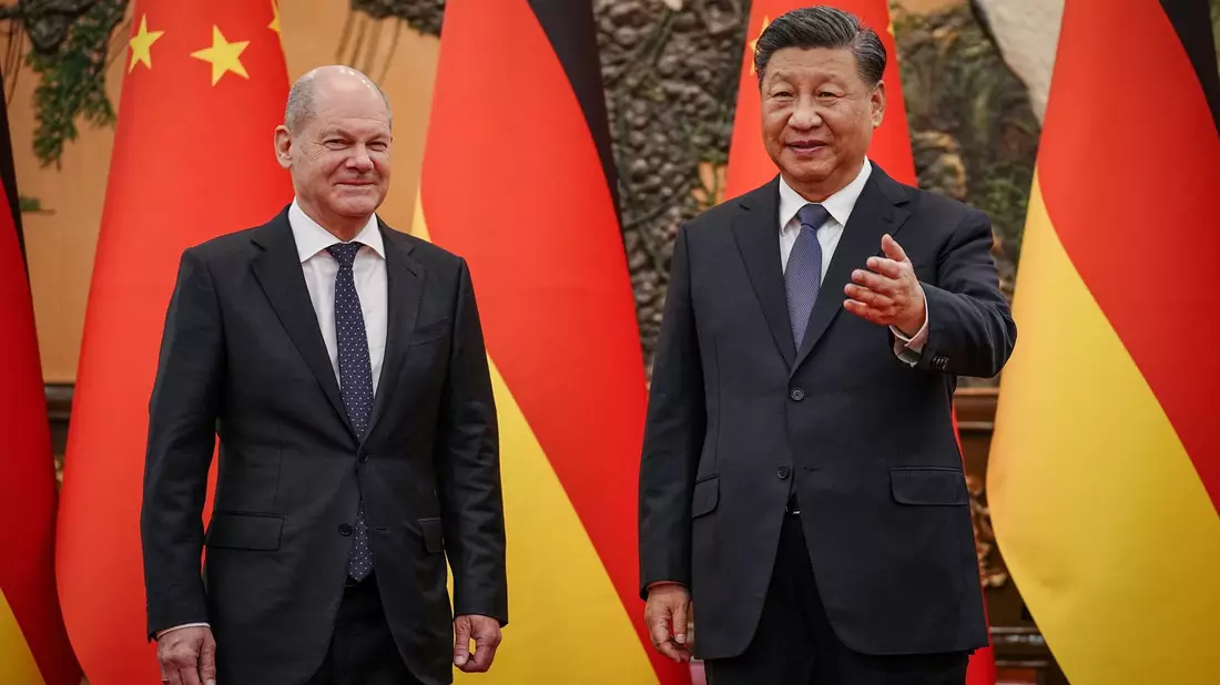 Bundeskanzler Olaf Scholz zusammen mit Chinas Präsident Xi Jinping in der Großen Halle des Volkes in Peking. (Archiv) - Bild: Kay Nietfeld/dpa