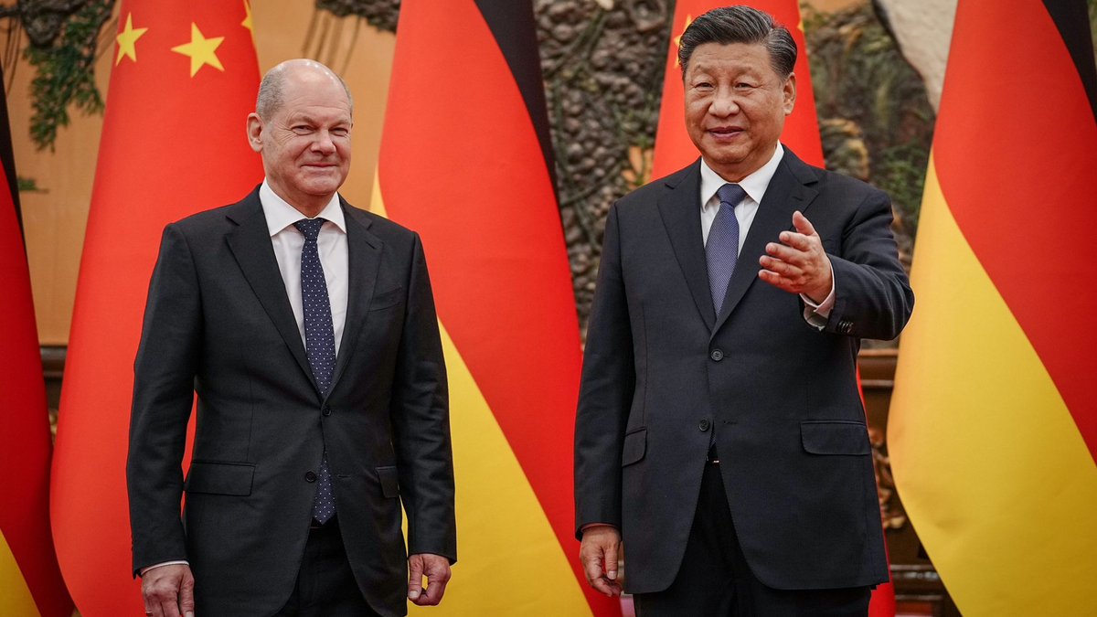 Bundeskanzler Olaf Scholz zusammen mit Chinas Präsident Xi Jinping in der Großen Halle des Volkes in Peking. (Archiv) - Foto: Kay Nietfeld/dpa