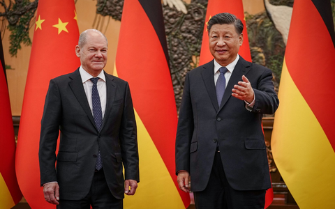 Bundeskanzler Olaf Scholz zusammen mit Chinas Präsident Xi Jinping in der Großen Halle des Volkes in Peking. (Archiv) - Foto: Kay Nietfeld/dpa