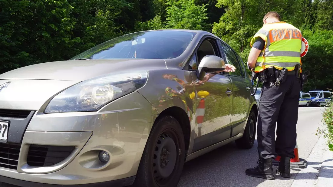 Bundespolizeidirektion München: Abgelaufenes Visum und gefälschter Führerschein/ Bundespolizei stoppt zwei Fahrgemeinschaften bei Grenzkontrollen - Bild: presseportal.de