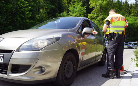Bundespolizeidirektion München: Abgelaufenes Visum und gefälschter Führerschein/ Bundespolizei stoppt zwei Fahrgemeinschaften bei Grenzkontrollen - Foto: presseportal.de