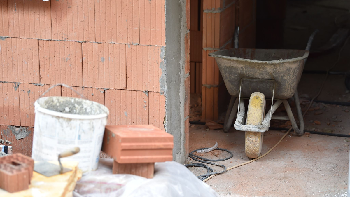 Besonders 2022 stiegen die Baupreise im Zuge des Ukraine-Krieges und der höheren Inflation enorm. Seit 2023 schwächt sich der Preisanstieg ab. - Foto: Lino Mirgeler/dpa