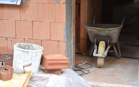 Besonders 2022 stiegen die Baupreise im Zuge des Ukraine-Krieges und der höheren Inflation enorm. Seit 2023 schwächt sich der Preisanstieg ab. - Foto: Lino Mirgeler/dpa Besonders 2022 stiegen die Baupreise im Zuge des Ukraine-Krieges und der höheren Inflation enorm. Seit 2023 schwächt sich der Preisanstieg ab. - Foto: Lino Mirgeler/dpa