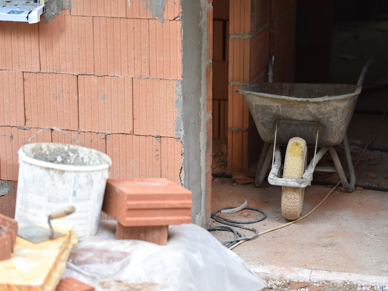 Besonders 2022 stiegen die Baupreise im Zuge des Ukraine-Krieges und der höheren Inflation enorm. Seit 2023 schwächt sich der Preisanstieg ab. - Foto: Lino Mirgeler/dpa