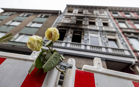 Eine weiße Rose an einer Absperrbake vor dem Brandort in Solingen am 27. März. - Foto: Christoph Reichwein/dpa