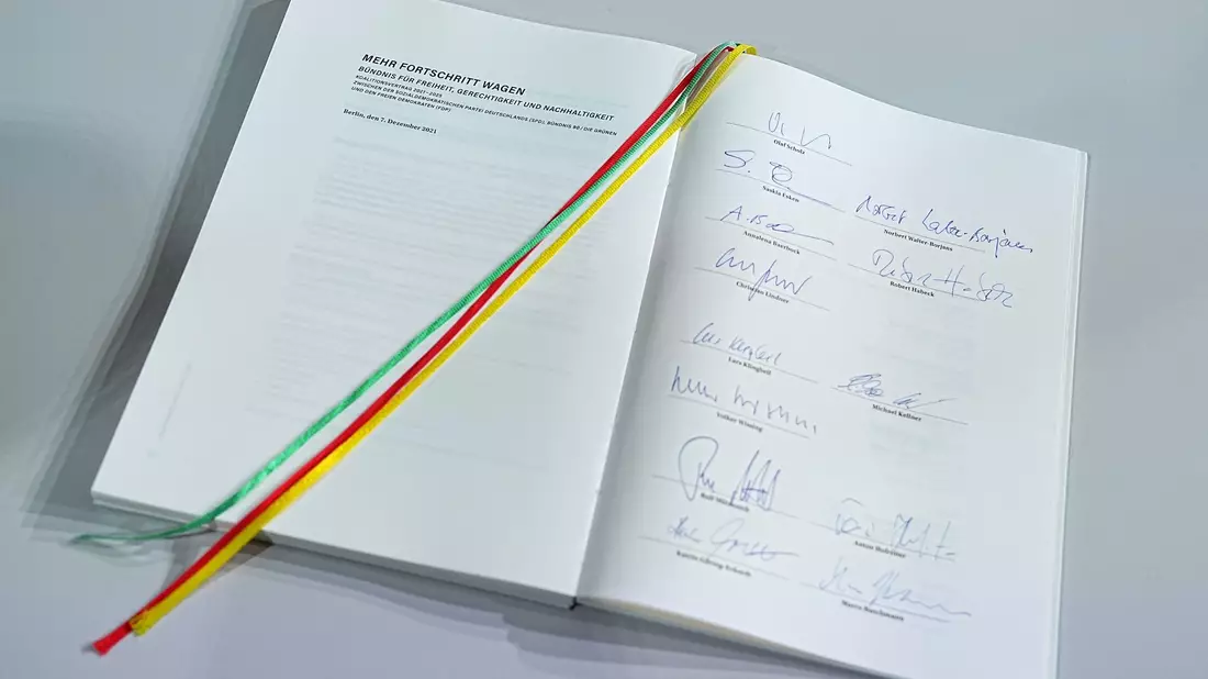 453 Versprechen auf 141 Seiten: der Koalitionsvertrag der Ampel-Koalition. - Bild: Michael Kappeler/dpa