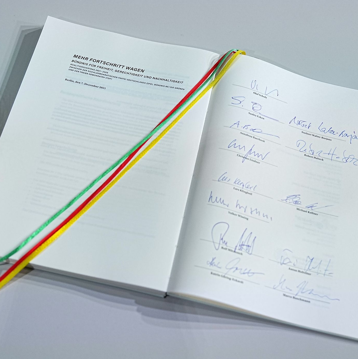 453 Versprechen auf 141 Seiten: der Koalitionsvertrag der Ampel-Koalition. - Foto: Michael Kappeler/dpa