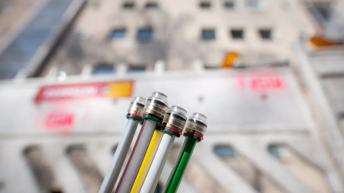 Nach Auskunft eines Behördensprechers liegen die Monatspreise je nach Rohrkategorie zwischen 30 und 89 Prozent unter den von der Telekom beantragten Entgelten. - Bild: Sebastian Gollnow/dpa