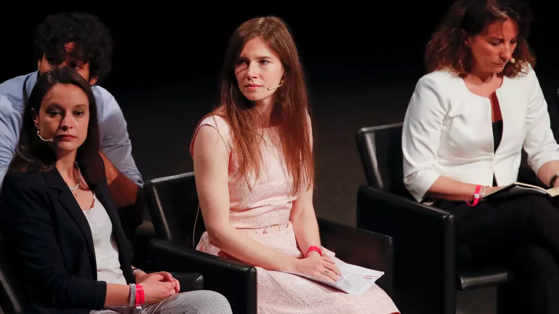 Die US-Amerikanerin Amanda Knox (m.) 2019 bei einem Kongress zu Justizirrtümern in Modena. - Bild: Antonio Calanni/AP/dpa
