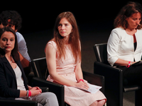 Die US-Amerikanerin Amanda Knox (m.) 2019 bei einem Kongress zu Justizirrtümern in Modena. - Foto: Antonio Calanni/AP/dpa