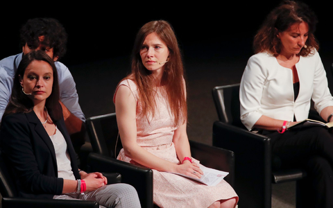 Die US-Amerikanerin Amanda Knox (m.) 2019 bei einem Kongress zu Justizirrtümern in Modena. - Foto: Antonio Calanni/AP/dpa