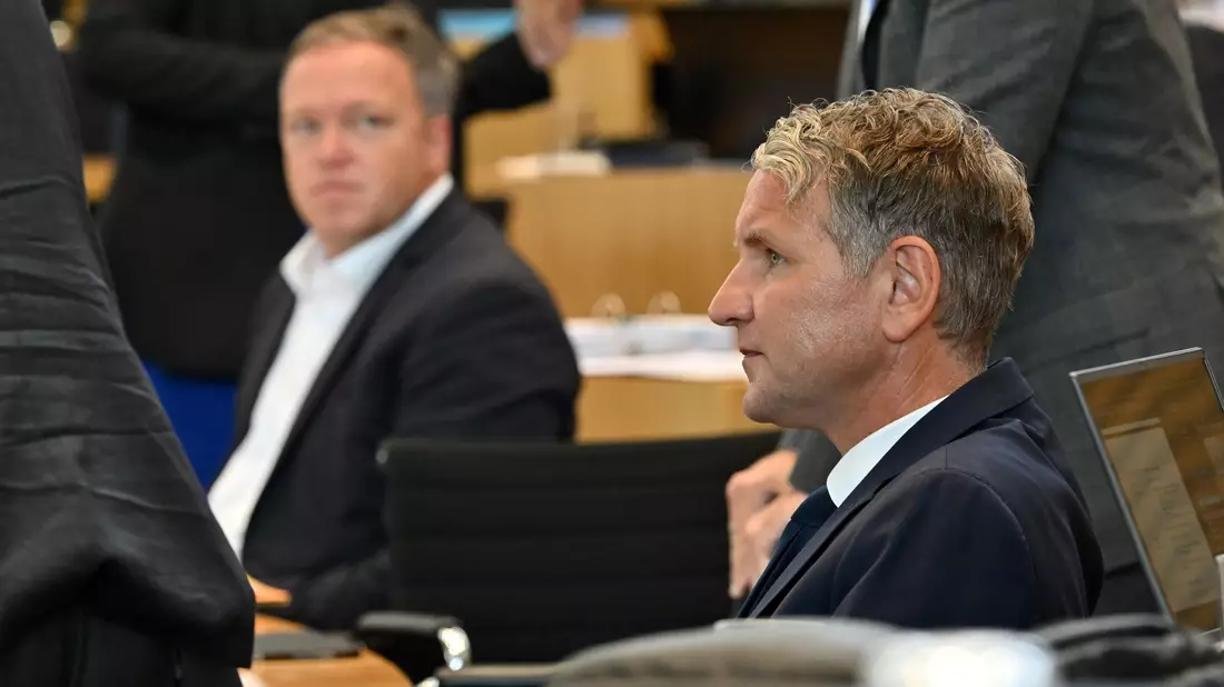 Mario Voigt (l) und Björn Höcke wollen im TV-Duell gegeneinander antreten. - Bild: Martin Schutt/dpa