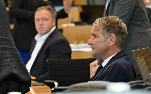 Mario Voigt (l) und Björn Höcke wollen im TV-Duell gegeneinander antreten. - Foto: Martin Schutt/dpa Mario Voigt (l) und Björn Höcke wollen im TV-Duell gegeneinander antreten. - Foto: Martin Schutt/dpa