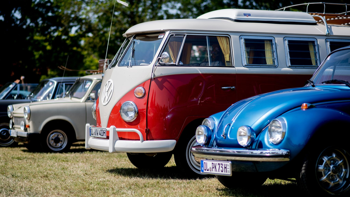 Ein Volkswagen T1 und ein VW-Käfer  beim Bockhorner Oldtimermarkt. - Foto: Hauke-Christian Dittrich/dpa