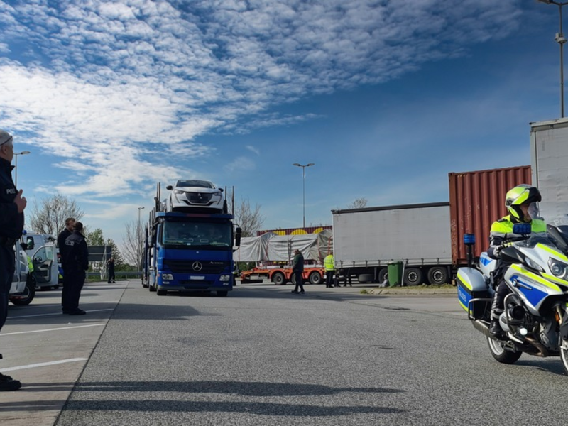 POL-PPRP: Drogenfahrt und Haftbefehle bei länderübergreifender Kontrolle des gewerblichen Güterverkehrs - Foto: presseportal.de