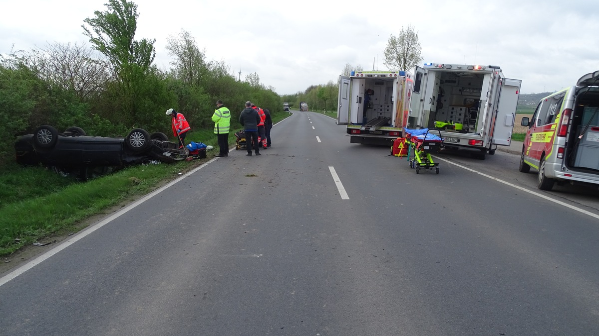 POL-HM: Schwerer Verkehrsunfall auf der L 434 bei Hessisch Oldendorf - Fahrzeug überschlägt sich mehrfach - Foto: presseportal.de