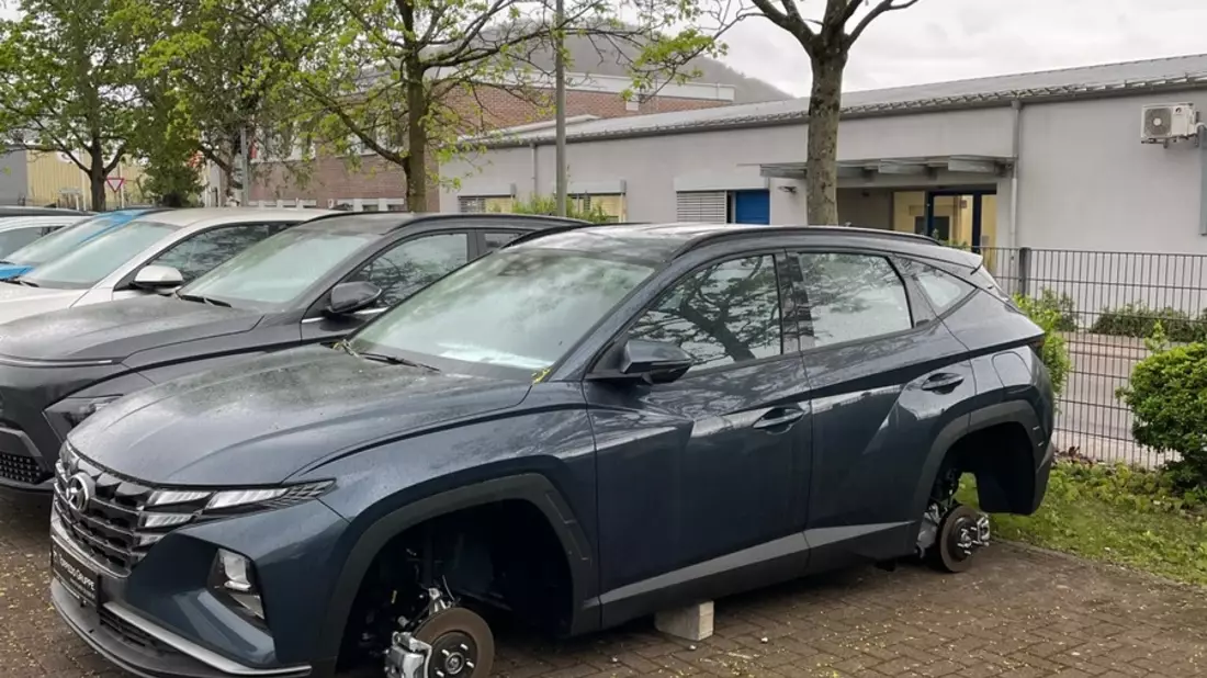 POL-PDKL: Acht Reifen und Felgen an Neuwagen entwendet - Bild: presseportal.de