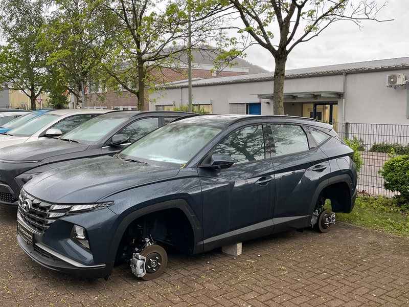 POL-PDKL: Acht Reifen und Felgen an Neuwagen entwendet - Foto: presseportal.de
