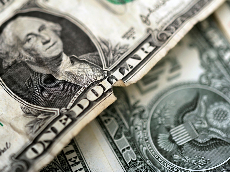 Blick auf US-Dollar: Im Monatsvergleich stiegen die Verbraucherpreise im März um 0,4 Prozent. - Foto: Marius Becker/dpa