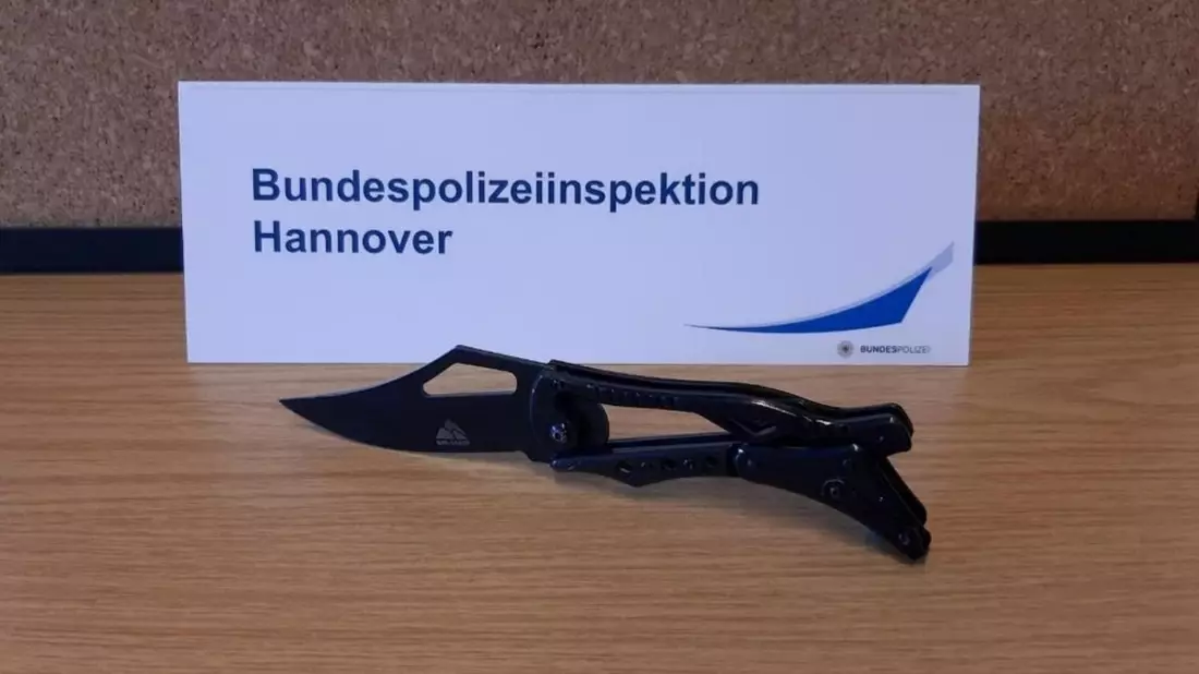 BPOL NRW: Nach Widerstand gegen Vollstreckungsbeamte - Bundespolizei findet Schusswaffe - Bild: presseportal.de