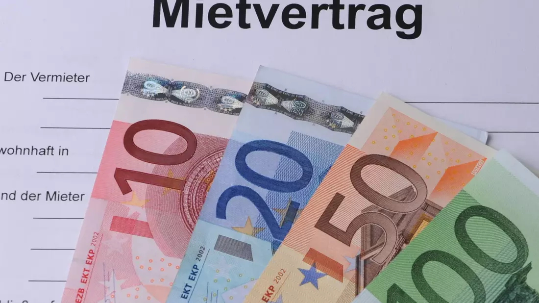In bestimmten Gegenden soll es zumindest bis Ende 2028 weiter möglich sein, Mieten bei Neuverträgen zu bremsen. (Illustration) - Bild: Armin Weigel/dpa
