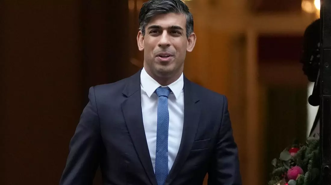 Der britische Premierminister Rishi Sunak hat mit seinen Turnschuhen eine Diskussion ausgelöst. - Bild: Kin Cheung/AP/dpa