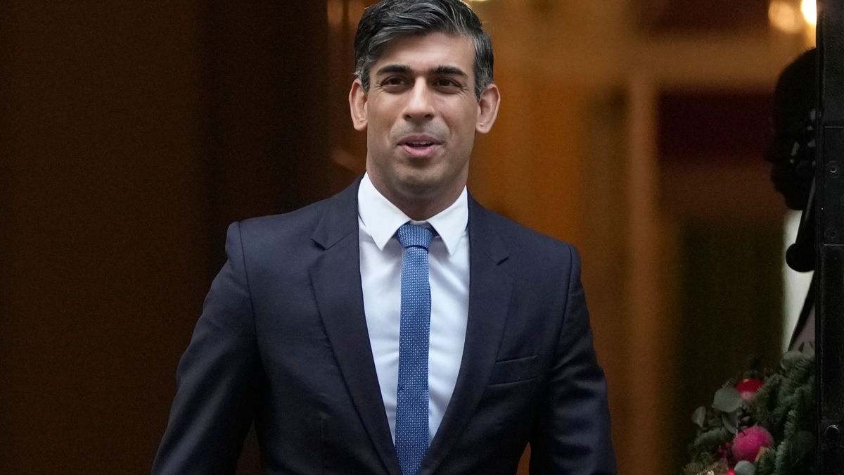 Der britische Premierminister Rishi Sunak hat mit seinen Turnschuhen eine Diskussion ausgelöst. - Foto: Kin Cheung/AP/dpa