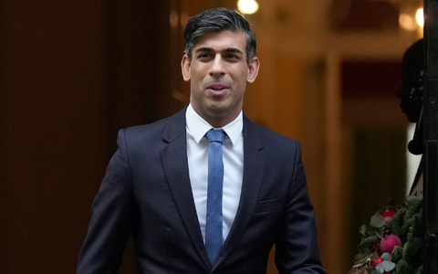 Der britische Premierminister Rishi Sunak hat mit seinen Turnschuhen eine Diskussion ausgelöst. - Foto: Kin Cheung/AP/dpa