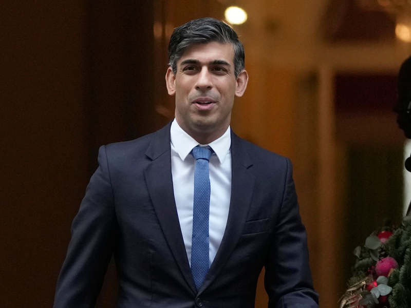 Der britische Premierminister Rishi Sunak hat mit seinen Turnschuhen eine Diskussion ausgelöst. - Foto: Kin Cheung/AP/dpa