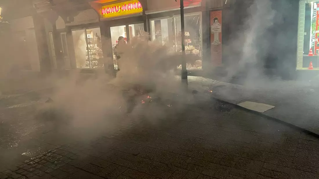 FW Celle: Feuer droht auf Gebäude überzugreifen - Müll brennt in der Altstadt - Bild: presseportal.de