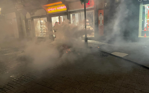 FW Celle: Feuer droht auf Gebäude überzugreifen - Müll brennt in der Altstadt - Foto: presseportal.de